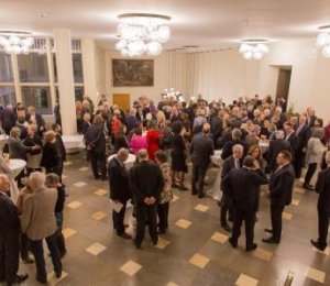 50 Jahre DIV: Gäste im Foyer des Römers